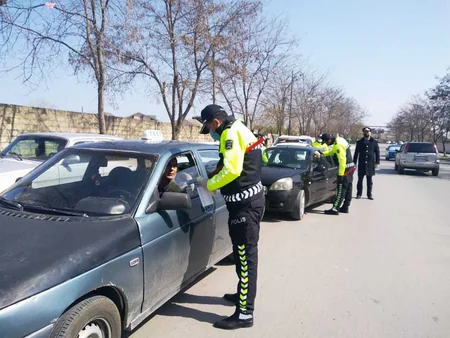 Polis sürücülərə tibbi spirt, maska və əlcək payladı