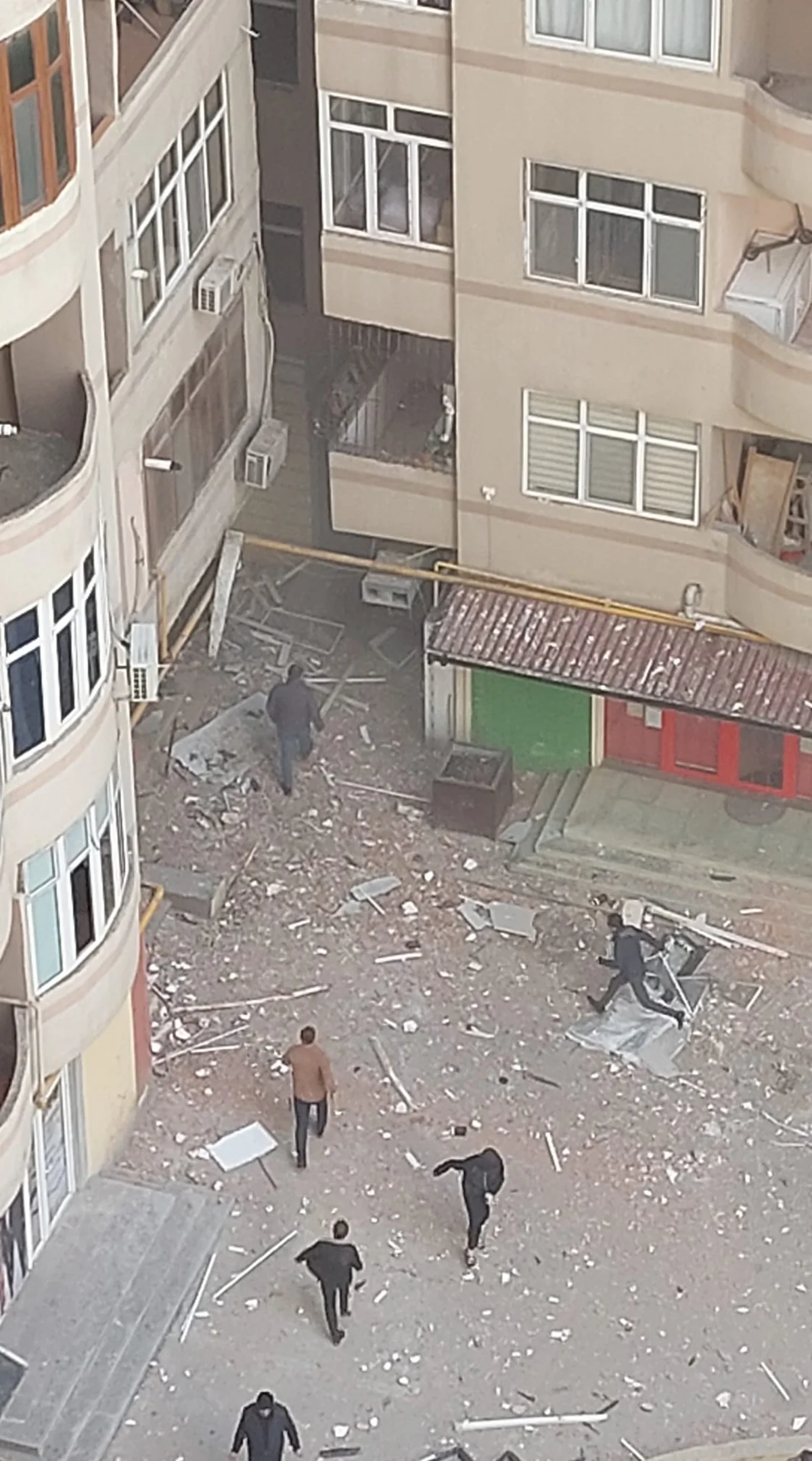 Bakıda yaşayış binasında partlayışın səbəbləri məlum olub, ölən və yaralananlar var - YENİLƏNİB-3