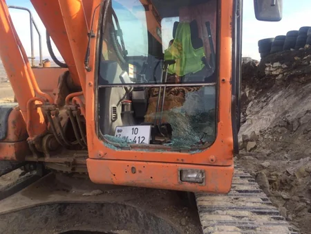 DSX: Ermənilər Qazaxda ekskavatora atəş açıb, kabinanın şüşəsi sındırılıb - FOTO
