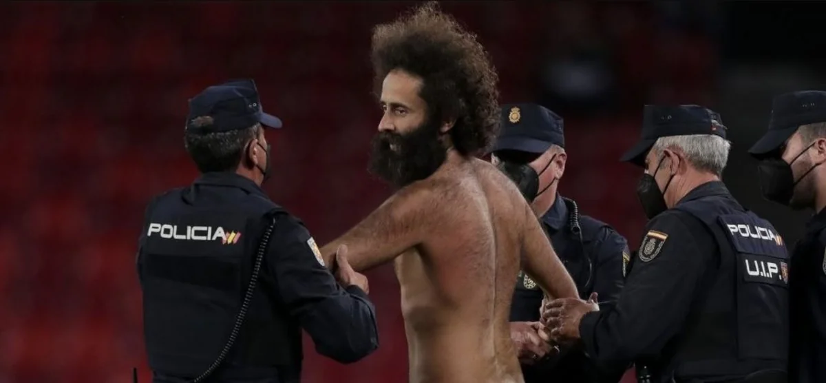 Матч в Лиге Европы прервал выбежавший на поле болельщик