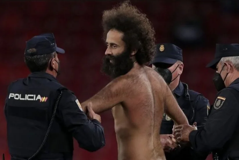 Матч в Лиге Европы прервал выбежавший на поле болельщик