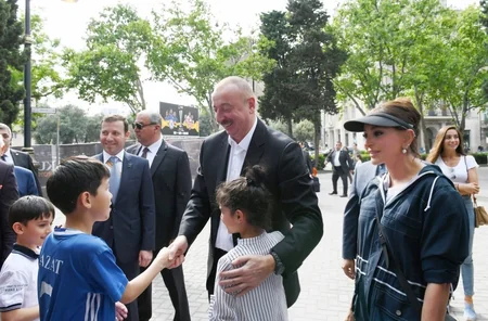 Prezident İlham Əliyev Dənizkənarı Milli Parkda gəzintiyə çıxıb - FOTO
