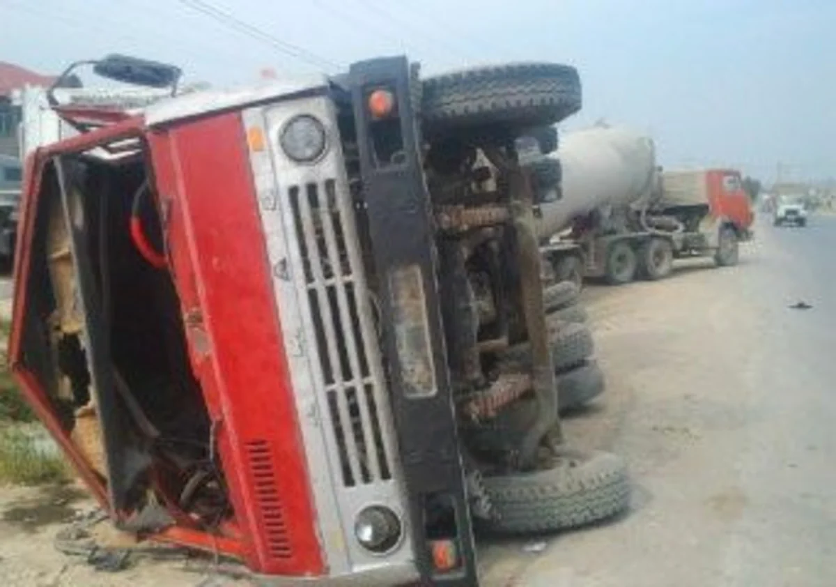 Daşkəsəndə KamAZ dərəyə yuvarlanıb, sürücü xəsarət alıb