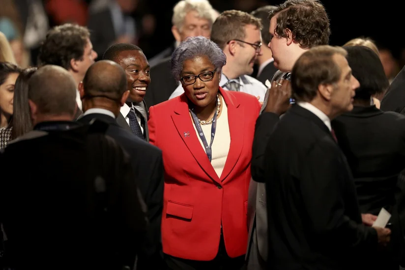 CNN-in əməkdaşı debat suallarını öncədən Klintona çatdırdığı üçün işdən qovulub