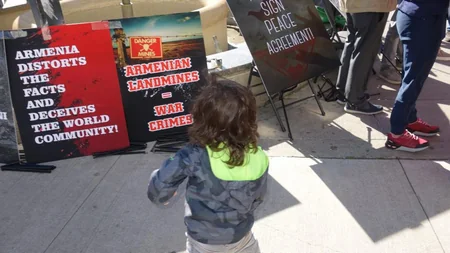 Azərbaycan icması Torontoda piket keçirib