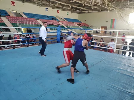 Biləsuvarda Zəfər günü ilə bağlı boks yarışı keçirilib