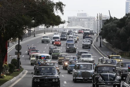 Bakıda Dövlət Bayrağı Günü münasibətilə klassik avtomobillərin paradı keçirilib - FOTOREPORTAJ