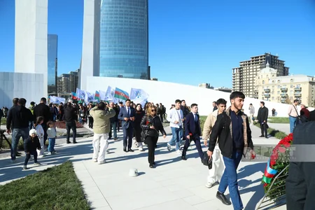Azərbaycan xalqı Zəfər parkını ziyarət edir - FOTOREPORTAJ