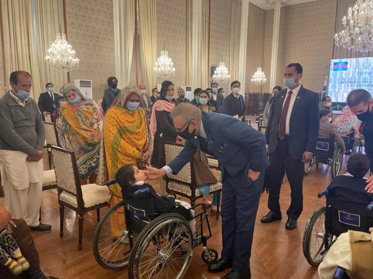 Pakistan Prezidenti Heydər Əliyev Fondunun göndərdiyi əlil arabalarının təqdim olunmasında iştirak edib