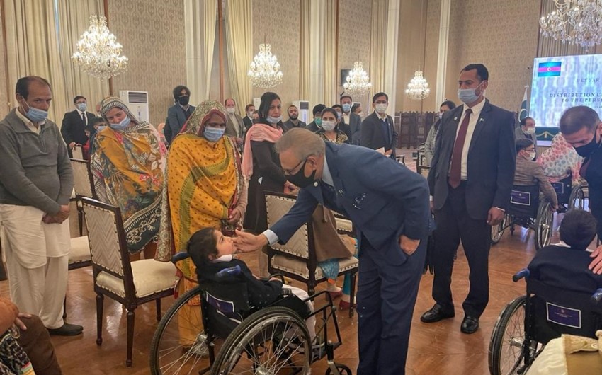 Pakistan Prezidenti Heydər Əliyev Fondunun göndərdiyi əlil arabalarının təqdim olunmasında iştirak edib