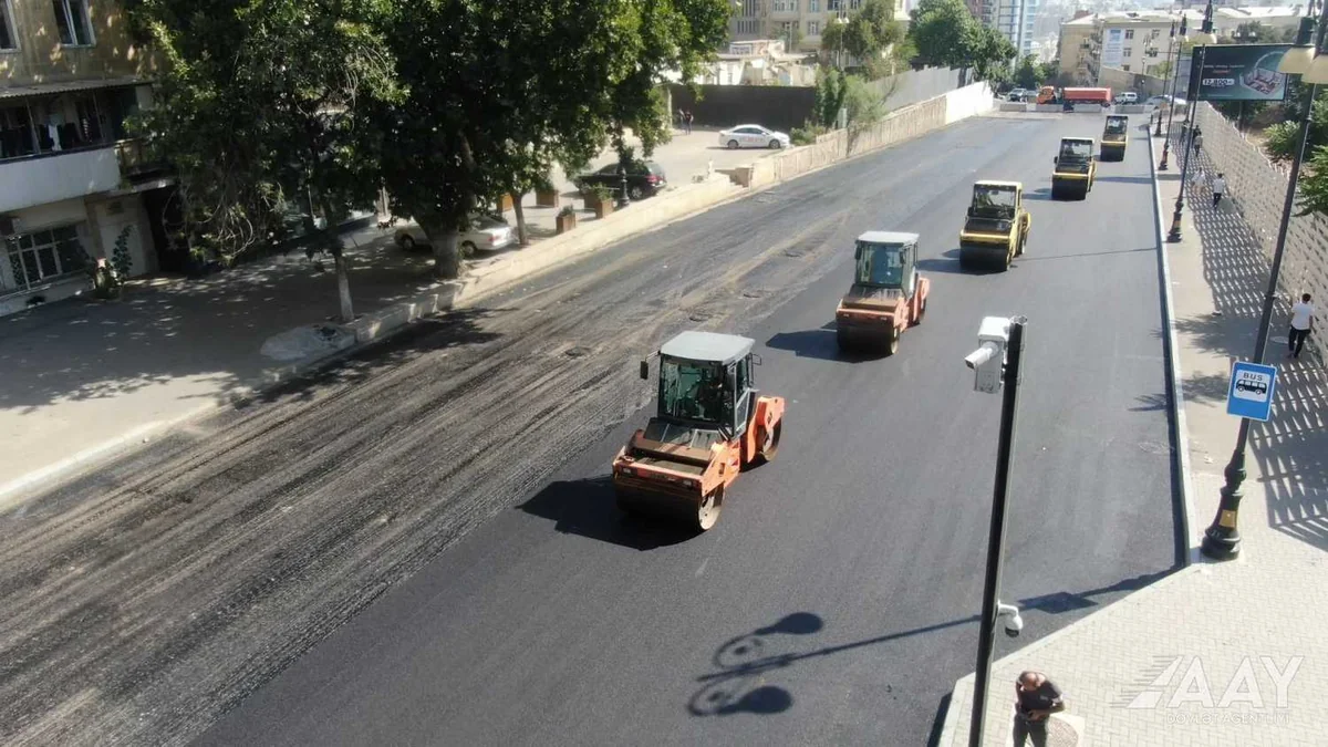 Bakının Mikayıl Müşfiq küçəsində asfaltlanma işləri icra olunur