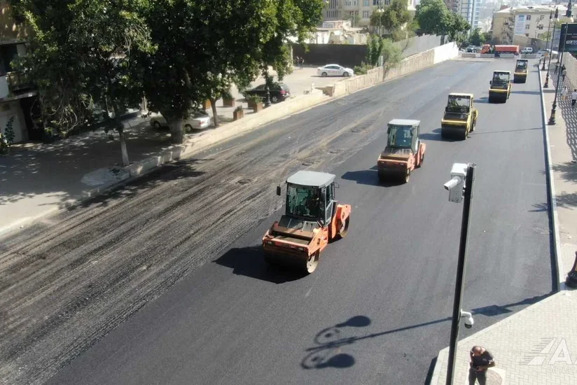 Bakının Mikayıl Müşfiq küçəsində asfaltlanma işləri icra olunur