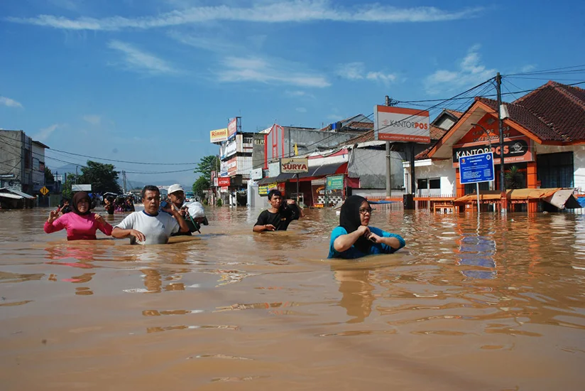 İndoneziyada sürüşmə və daşqınlar nəticəsində 16 nəfər ölüb