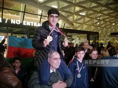 Dünya yaş qrupları yarışında 5 medal qazanmış Azərbaycan gimnastları vətənə dönüblər