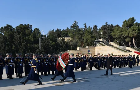 Prezident İlham Əliyev Şəhidlər Xiyabanını ziyarət edib