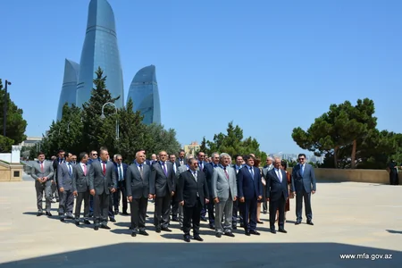 XİN kollektivi Fəxri Xiyabanı və Şəhidlər Xiyabanını ziyarət edib