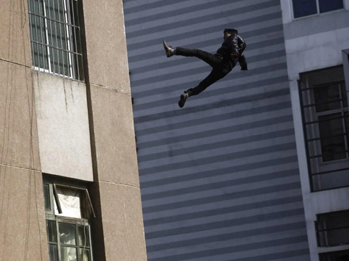 Bakıda 18 yaşlı oğlan özünü 8-ci mərtəbədən atıb