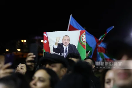 Bakıda Heydər Əliyev Mərkəzinin qarşısında xalq seçkinin ilkin nəticələrini izdihamla qeyd edir