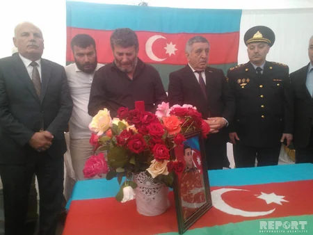Aprel döyüşlərində şəhid olan hərbçinin medalı valideyninə təqdim olunub - FOTO