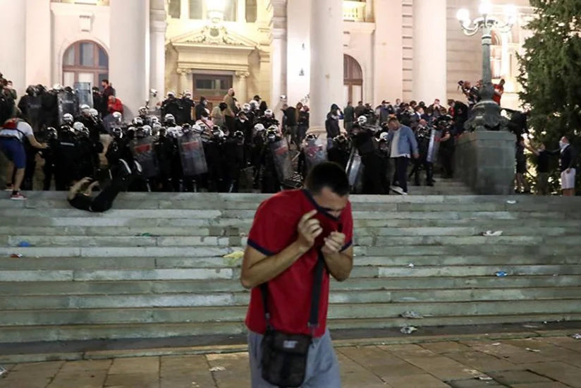 Belqradda etirazlar zamanı 43 polis və 17 nümayişçi yaralanıb