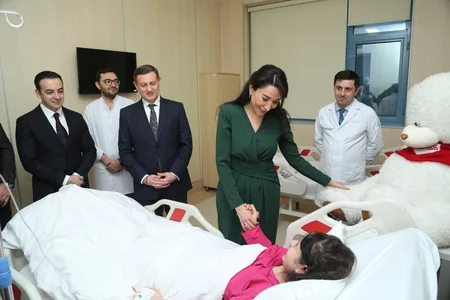 Омбудсмен Азербайджана навестила пострадавших при крушении самолета AZAL