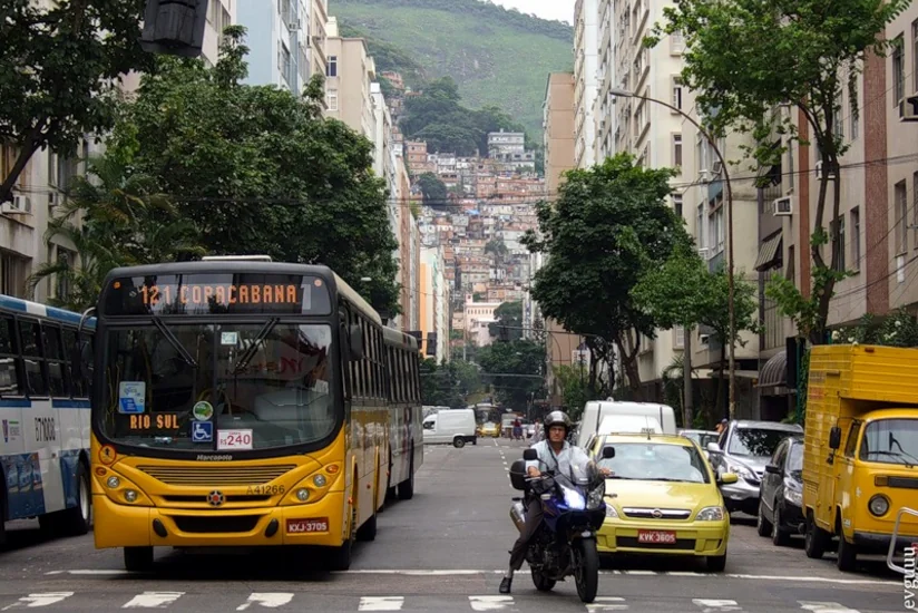 ​Автобус с журналистами протаранил несколько машин и дорожные ограждения в Рио