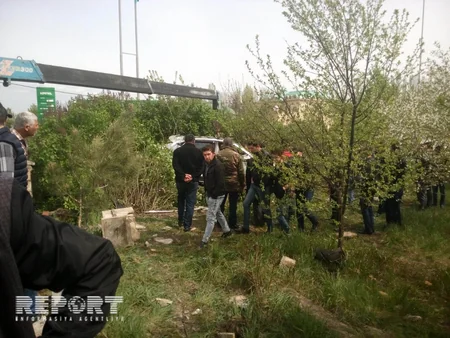 Qubada maşın maneəni aşaraq kafenin həyətinə girib, 1 nəfər yaralanıb - FOTO