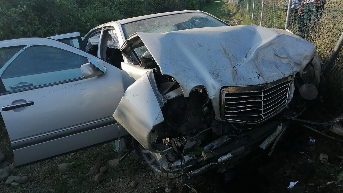 Bakıda “Mercedes” yol kənarındakı maneəyə çırpılıb, üç nəfər ölüb