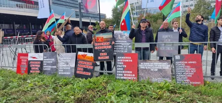 Azərbaycan icması Ermənistanın Niderlanddakı səfirliyi qarşısında piket keçirib