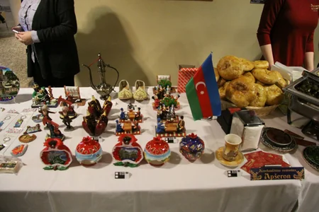 Azərbaycanlı diplomatlar Riqada keçirilən Milad xeyriyyə yarmarkasında iştirak ediblər - FOTO