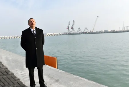 Prezident Bakı Beynəlxalq Dəniz Ticarət Limanı kompleksində RO-RO terminalının açılışında iştirak edib - ƏLAVƏ OLUNUB
