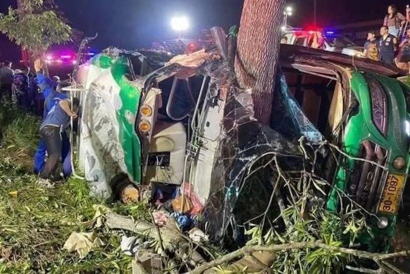 Tailandda 8 nəfər avtobusun ağaca çırpılması nəticəsində ölüb