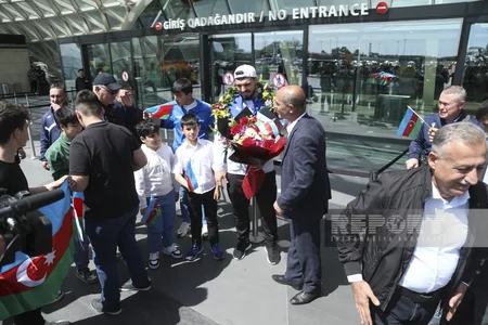 Dünya Kubokunda üç gümüş medal qazanan Azərbaycan ağırlıqqaldıranı Vətənə qayıdıb