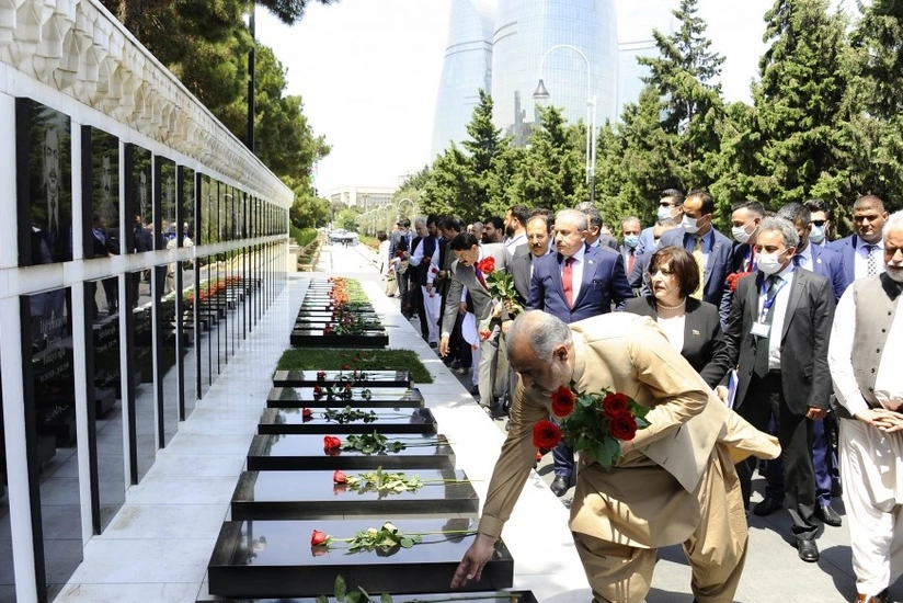 Türkiyə və Pakistanın parlament sədrləri Fəxri və Şəhidlər xiyabanlarını ziyarət edib