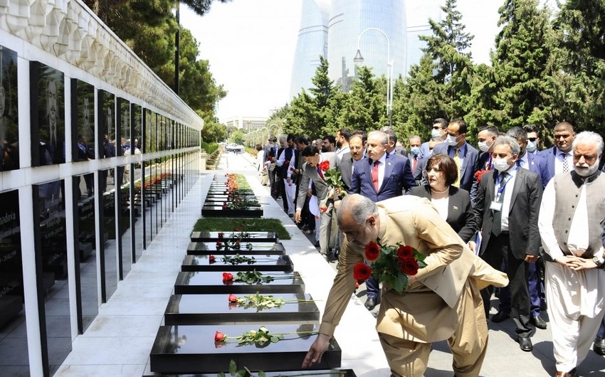 Türkiyə və Pakistanın parlament sədrləri Fəxri və Şəhidlər xiyabanlarını ziyarət edib