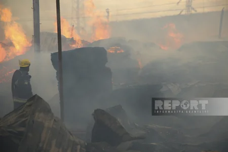 Bakıda inşaat materialları bazarındakı yanğının açıq alov mənbələri söndürülüb - YENİLƏNİB-7