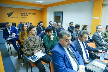 Siyasi analitik Elxan Şahinoğlunun Aprel atəş(kəs)i kitabının təqdimatı olub