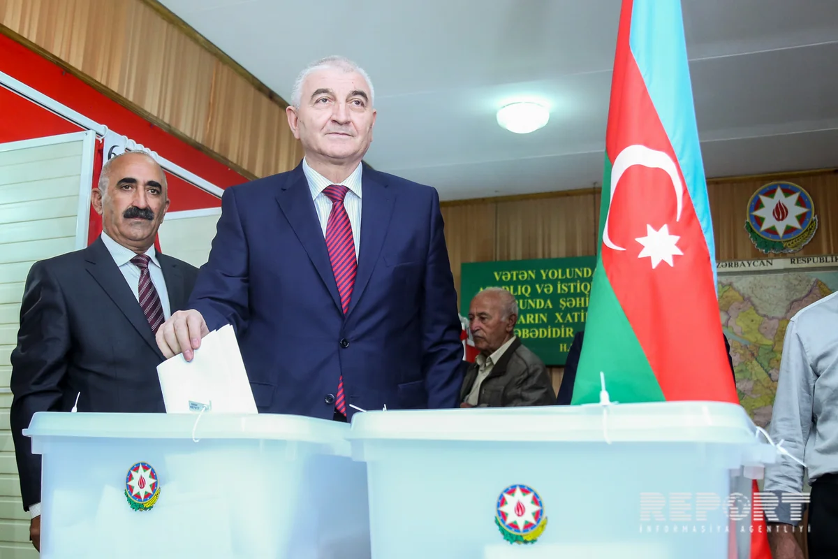 Məzahir Pənahov səs verib - FOTO