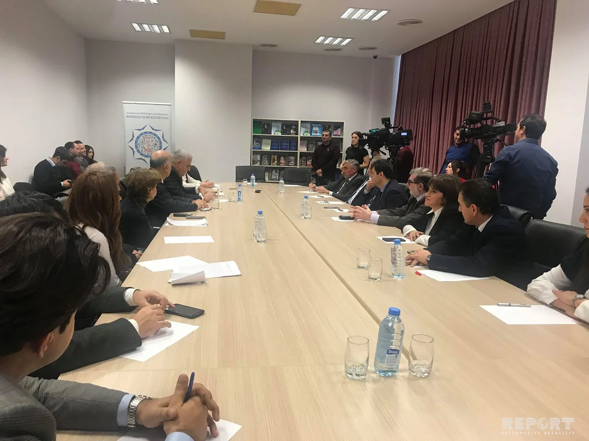 AMEA-daElmin populyaşdırılmasında KİV-in rolu mövzusunda dəyirmi masa keçirilib