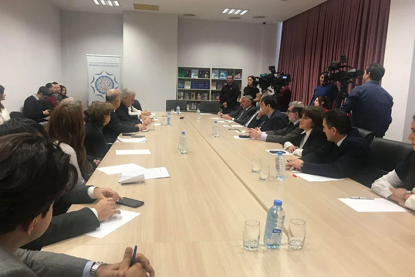 AMEA-daElmin populyaşdırılmasında KİV-in rolu mövzusunda dəyirmi masa keçirilib