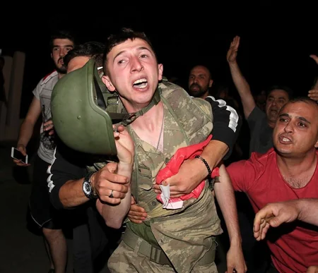 Türkiyədə ötən gecə yaşananlar - FOTOREPORTAJ