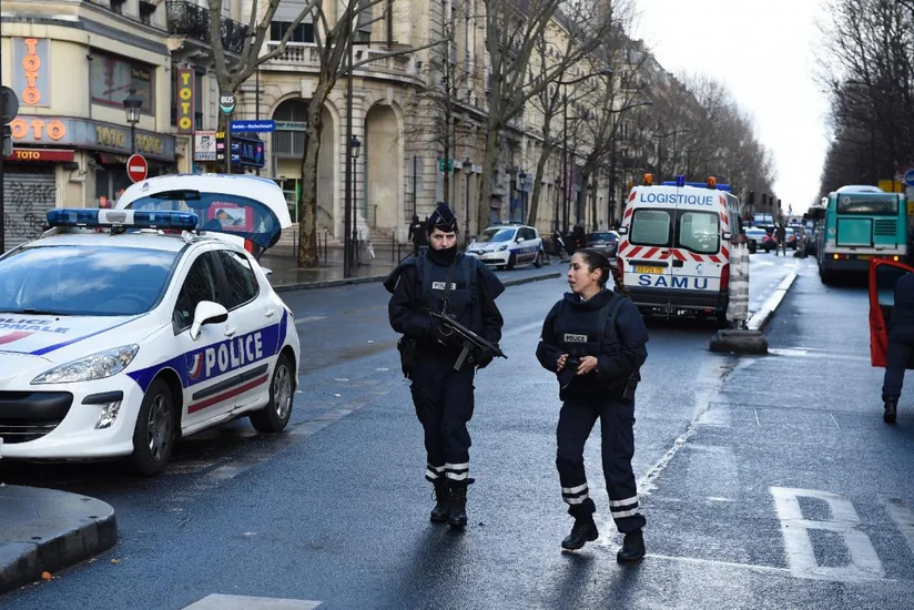 В Париже полиция застрелила угрожавшего детям мужчину с ножом