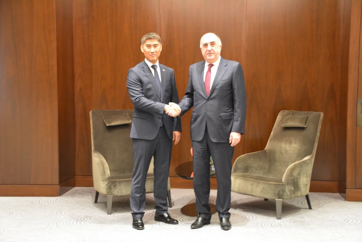 Elmar Məmmədyarov qırğız həmkarı ilə görüşüb
