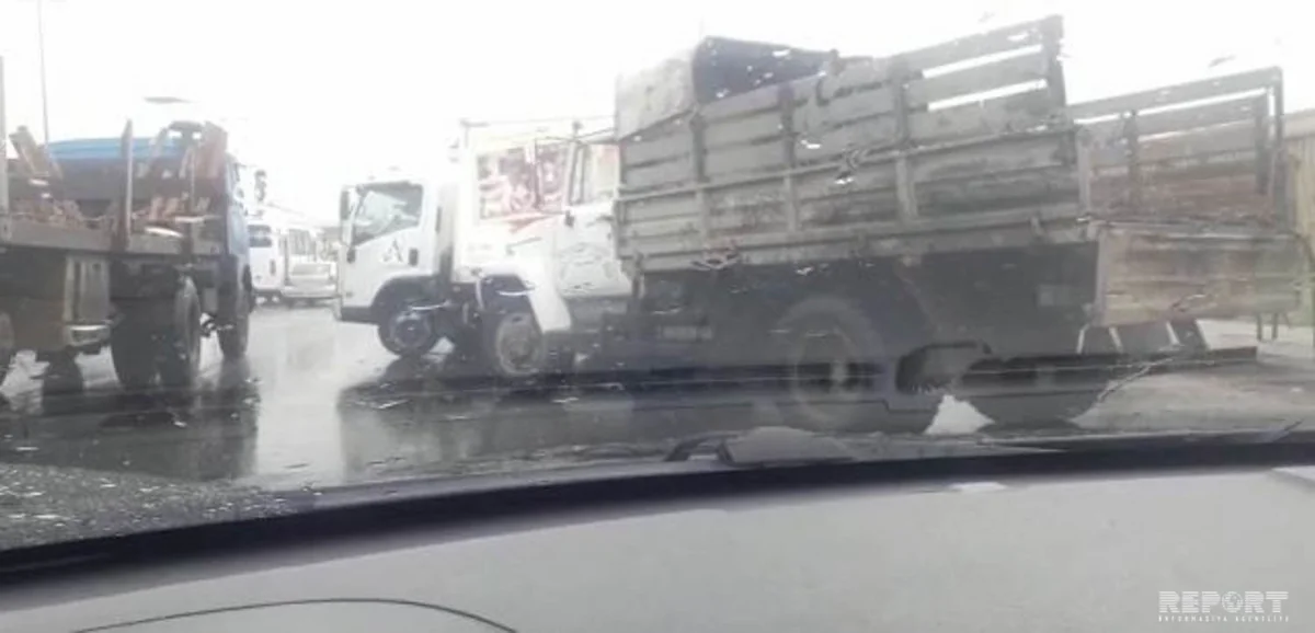Автомобиль Азерсун Холдинг попал в аварию, столб ЛЭП упал на проезжую часть дороги - ВИДЕО