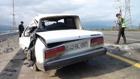 Astarada sərnişin mikroavtobusu zəncirvari qəzaya düşüb, ölən və xəsarət alanlar var - FOTO