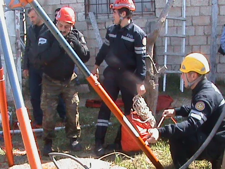 ​FHN əməkdaşları su quyusuna düşmüş şəxsi xilas edib - FOTO - YENİLƏNİB