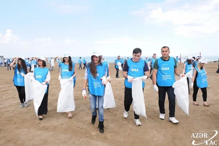 IDEA ictimai çimərlikdə növbəti təmizlik aksiyası keçirib