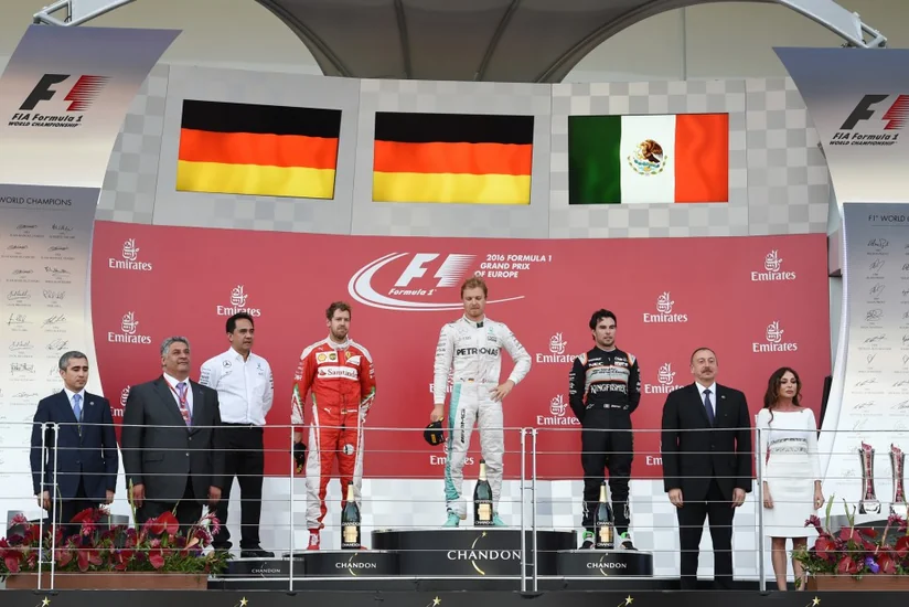 ​Ильхам Алиев вручил Росбергу чемпионский кубок за победу на этапе F-1 в Баку