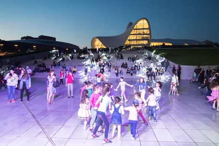 Heydər Əliyev Mərkəzinin parkında konsert təşkil olunub