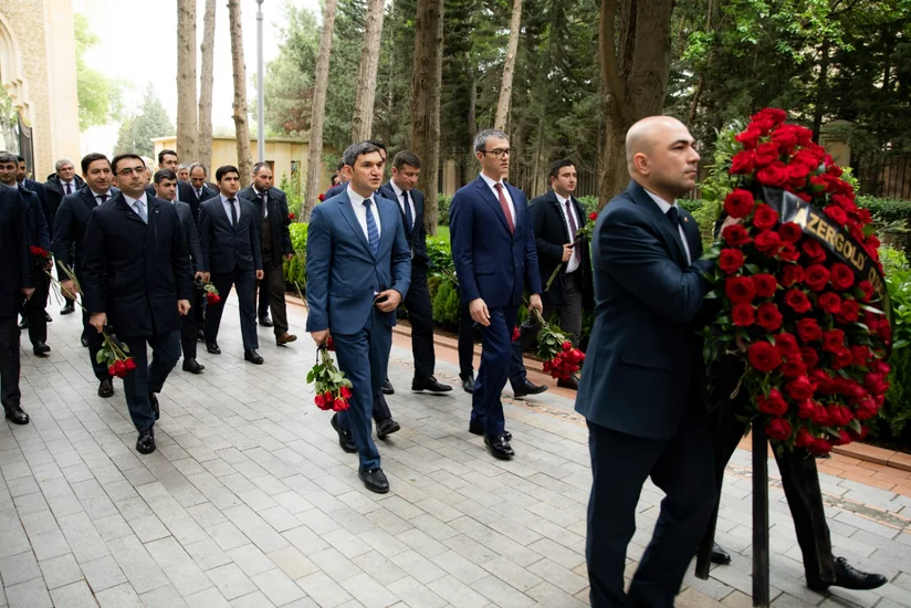 Коллектив AzerGold и его дочерних компаний посетил могилу Гейдара Алиева